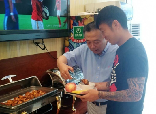 国安老总高潮：退休后想开个“二大爷面馆”