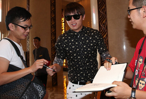 杨旭连续更新微博致歉:我用词不妥,对不起_虎