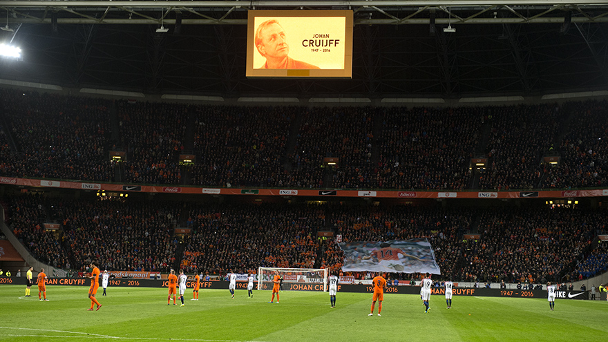 荷兰队在热身赛中向克鲁伊夫致敬_虎扑其他新