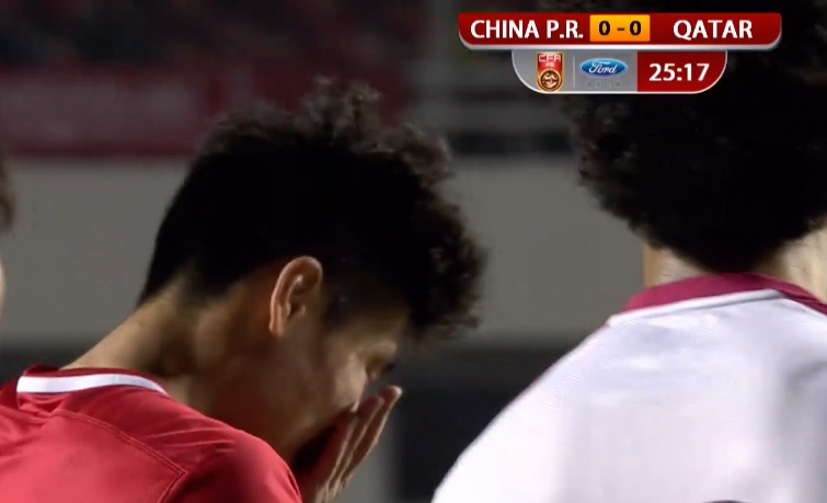 GIF:张稀哲任意球快发, 武磊 射门遭封堵_虎扑中