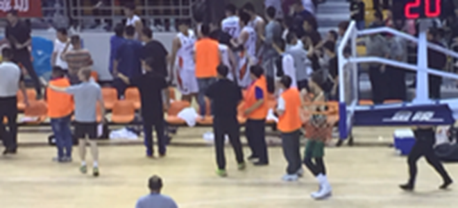 山东队热身赛起冲突,现场球迷混乱_虎扑CBA新