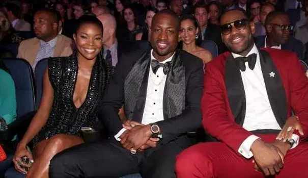 尺度太大!韦德和妻子秀恩爱视频_虎扑NBA新闻