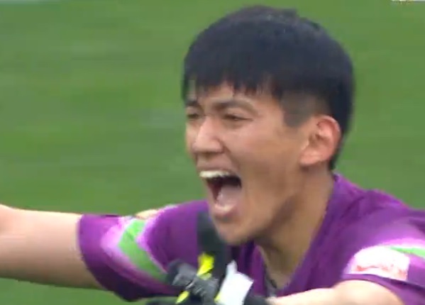 GIF:李松益禁区外铲射,颜骏凌献神扑_虎扑中国