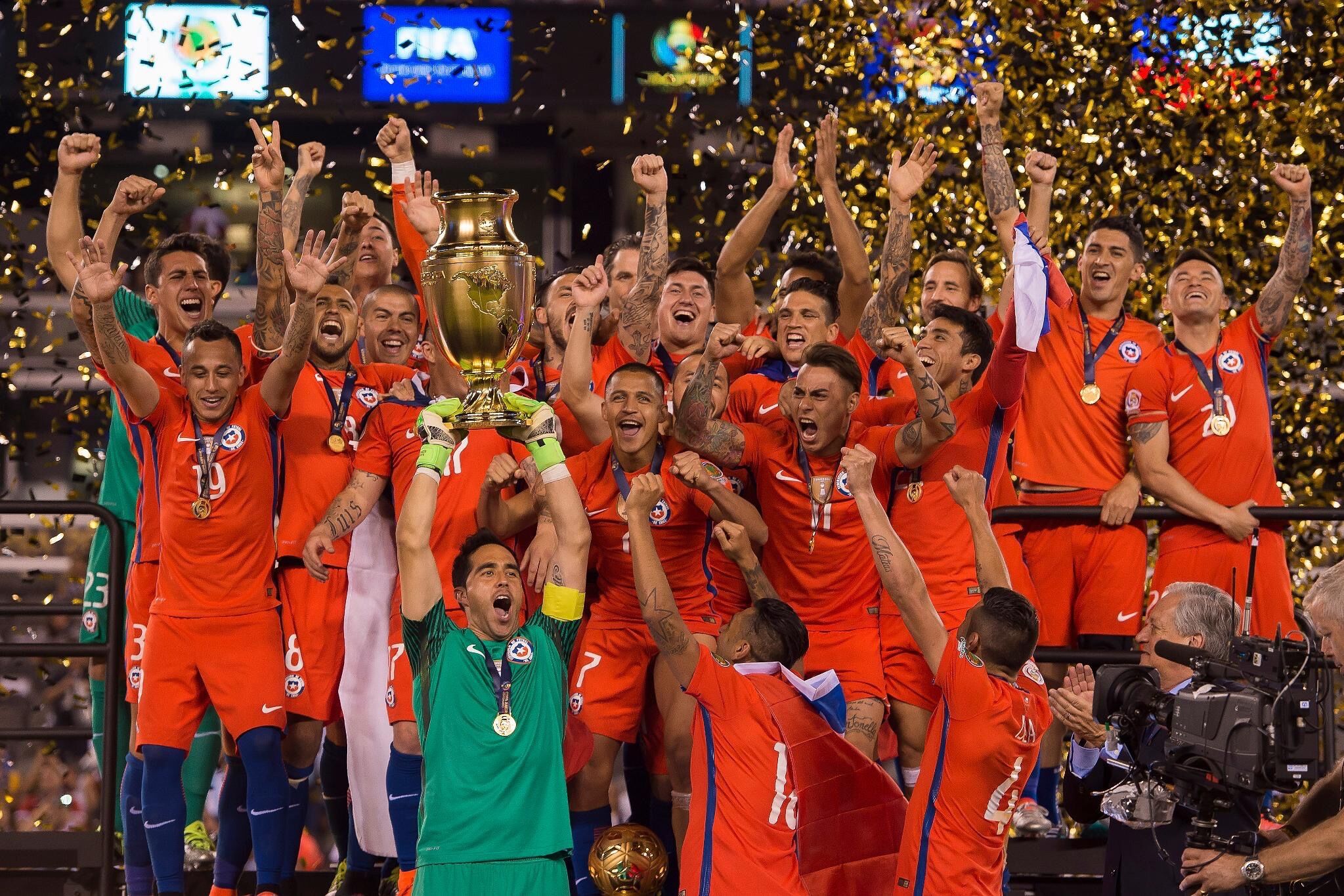 黄金一代!智利完成美洲杯两连冠壮举_虎扑国际足球新闻