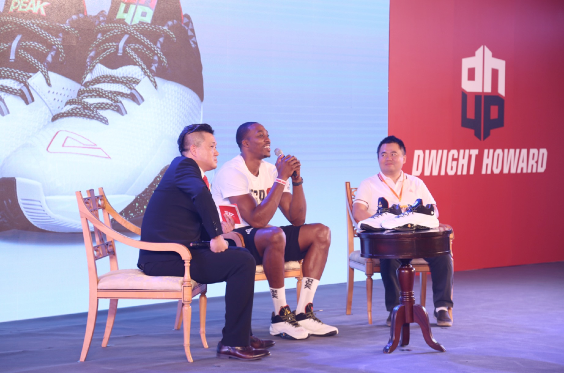 匹克球星霍华德中国行开启 二代战靴亮相_虎扑其他新闻