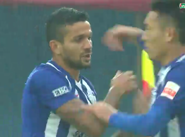 GIF:马修斯挑射破门,永昌1-0建业_虎扑中国足