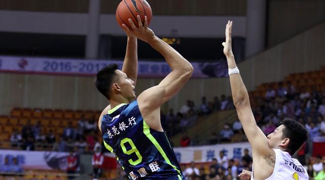 阿联重返球场,脚穿个人签约品牌球鞋_虎扑CBA新闻