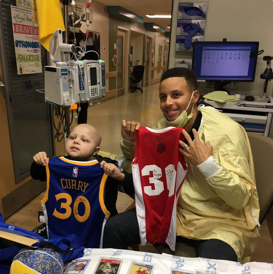 库里拜访癌症小朋友,并交换签名球衣_虎扑NB