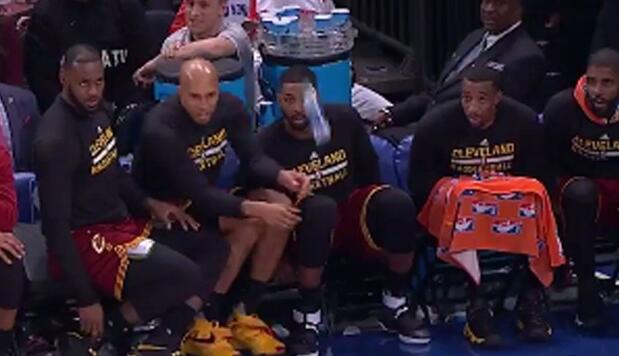 詹姆斯比赛时扔瓶子,美球迷戏称其划水詹_虎