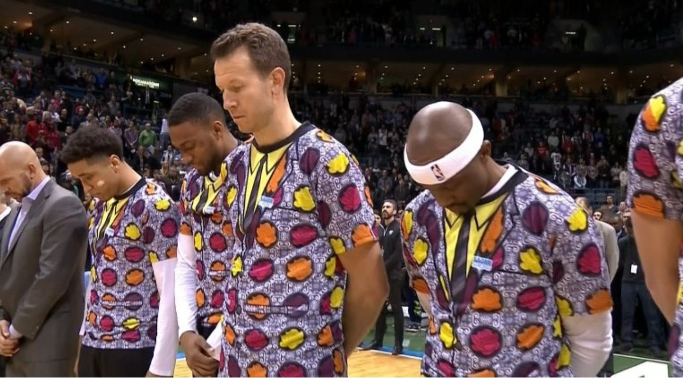 雄鹿对阵公牛,球员穿特制服装悼念赛格_虎扑N