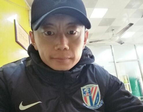 囧!李帅身着申花风衣被路人询问:衣服哪买的?