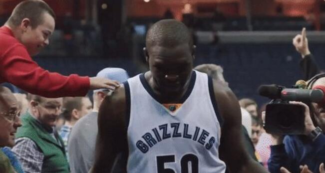 扎克-兰多夫领到二级恶犯，被罚出场_虎扑NBA新闻