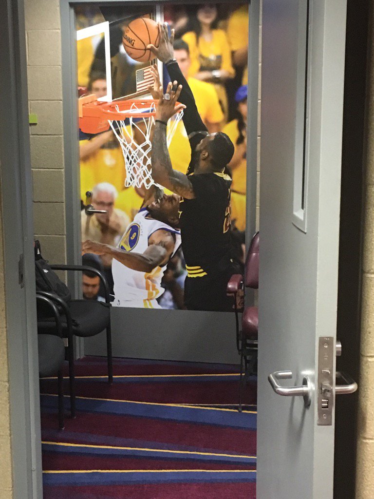 勇士更衣室贴有詹姆斯封盖伊戈达拉海报_虎扑