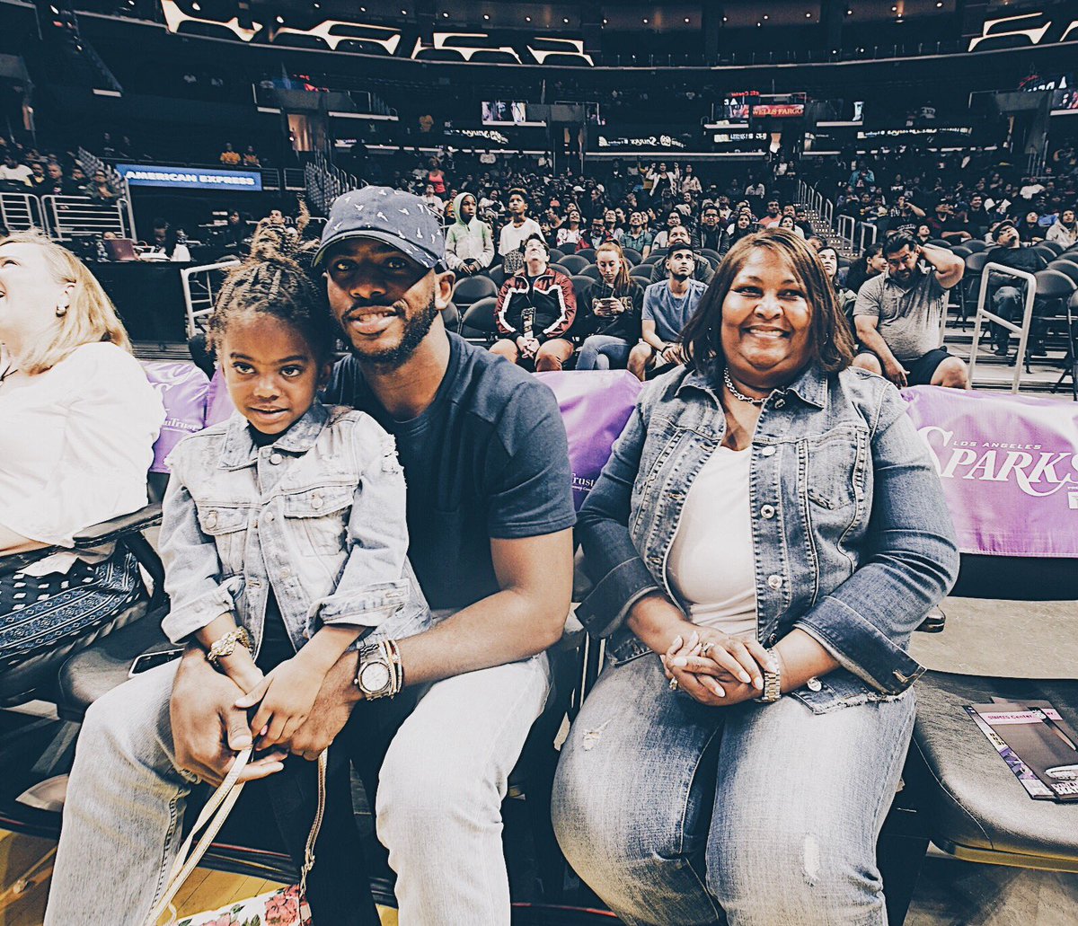 家庭时刻!保罗携同母亲和女儿一起观战wnba