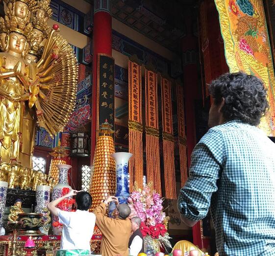 帕托参拜千手观音,国外网友:上帝会保佑你