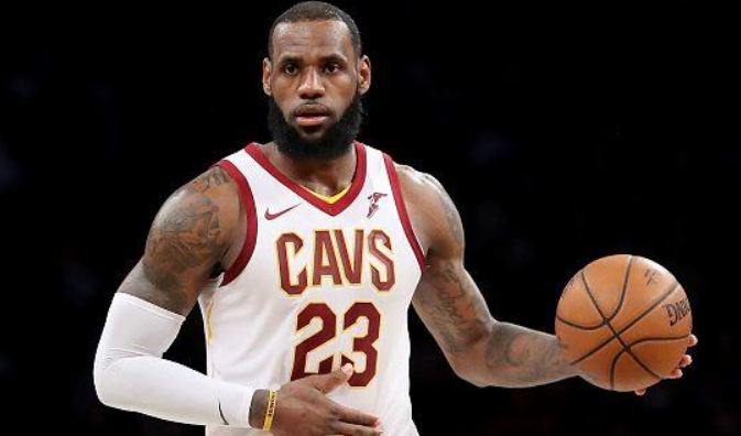 此前的纪录是639个,是詹姆斯在2016-17赛季创造的.