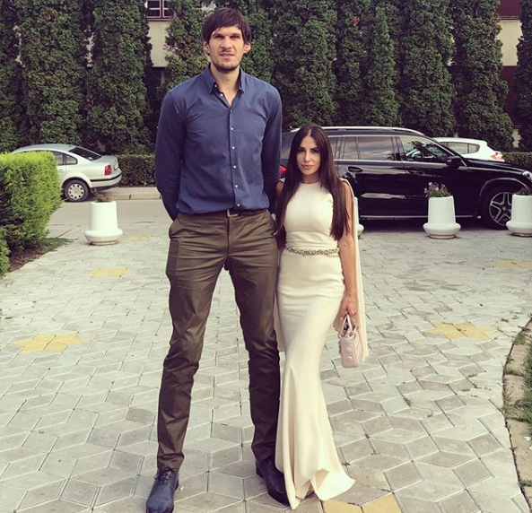 美女与巨人!博班妻子发布二人合照