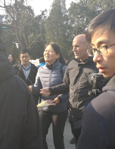 感受文化喜笑颜开?齐达内中国行游览天坛公园