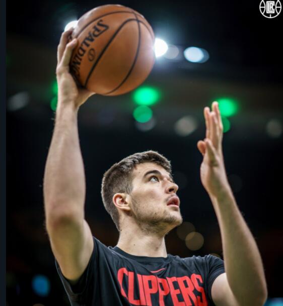 祖巴茨:对我来说,被交易到快船很不错 NBA新闻 祖巴茨:对我来说,被交易到快船很不错 NBA新闻