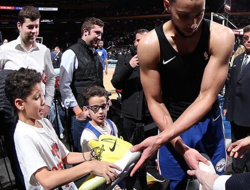 西蒙斯解释送鞋后又拿回:我把鞋子送给了澳大利亚小球迷 NBA新闻 西蒙斯解释送鞋后又拿回:我把鞋子送给了澳大利亚小球迷 NBA新闻