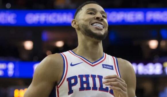 人生的大起大落!西蒙斯送球迷球鞋又将鞋拿回 NBA新闻 第1张 人生的大起大落!西蒙斯送球迷球鞋又将鞋拿回 NBA新闻 第1张
