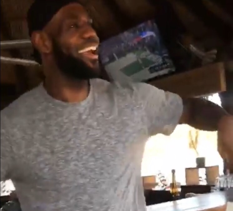 放飞自我!詹姆斯在妻子面前手舞足蹈兴奋自嗨 NBA新闻 第1张 放飞自我!詹姆斯在妻子面前手舞足蹈兴奋自嗨 NBA新闻 第1张