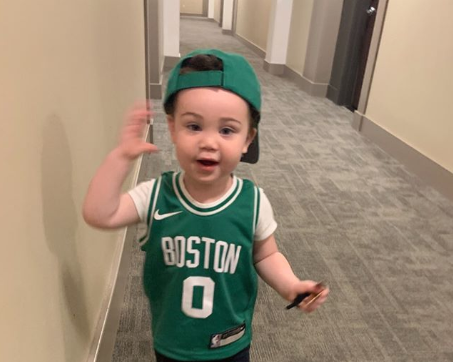 可爱!塔特姆儿子穿父亲球衣来到现场支持凯尔特人 NBA新闻 第1张 可爱!塔特姆儿子穿父亲球衣来到现场支持凯尔特人 NBA新闻 第1张