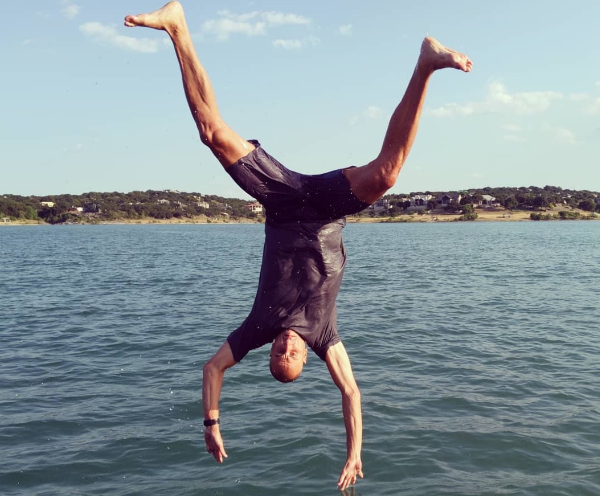 吉诺比利晒出翻身跳湖照片:孩子开学前享受一下德克萨斯