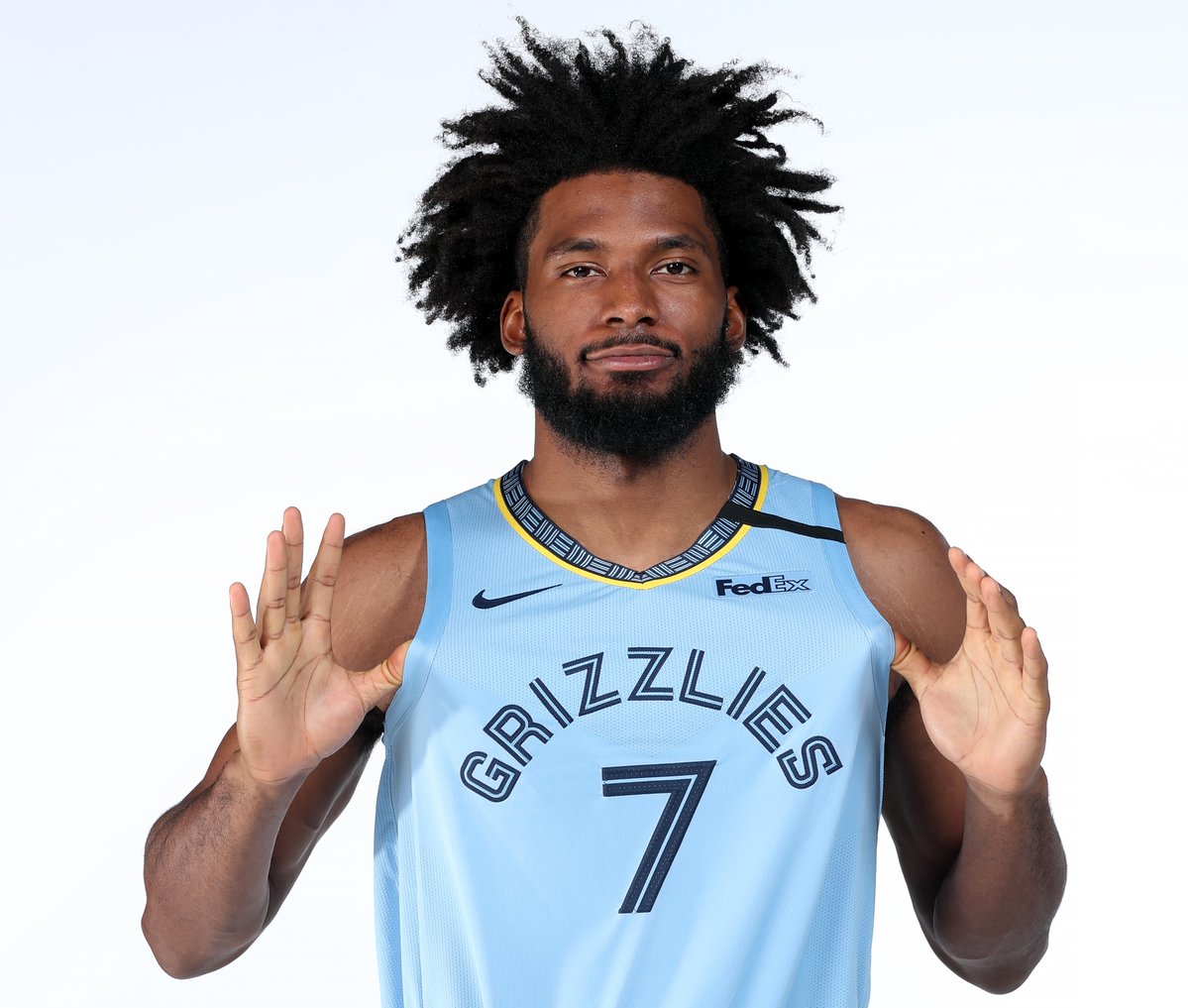 nba官方推特祝灰熊球员贾斯蒂斯-温斯洛24岁生日快乐