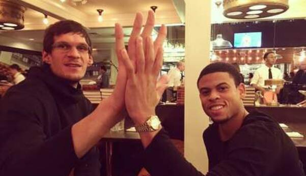 76人随队记者晒出奥卡福巨掌