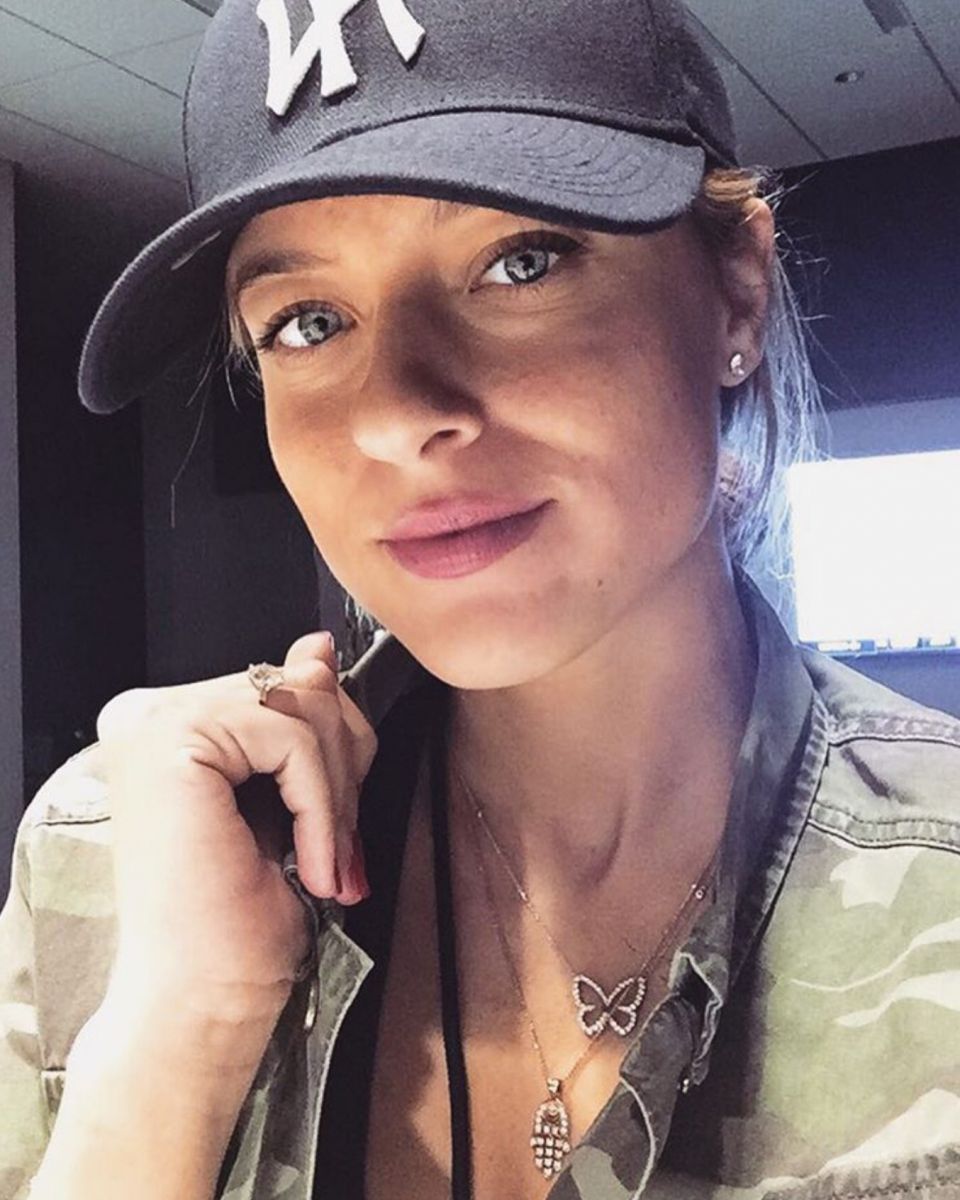 卡斯比社交媒体晒自己与妻子合影