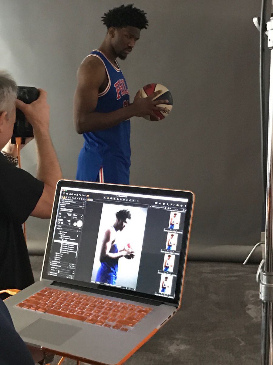 76人官推晒恩比德为SLAM拍摄封面时的幕后照