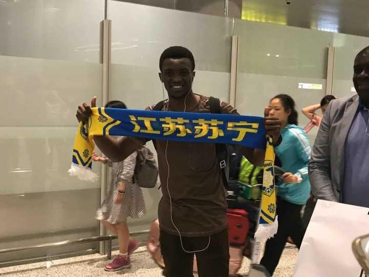 来了!苏宁引援目标本杰明-穆坎乔飞抵南京_虎