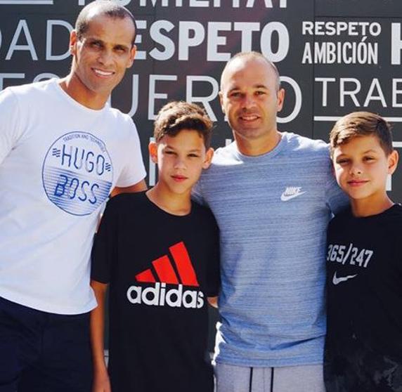 回归老东家,里瓦尔多造访巴萨训练基地_虎扑国