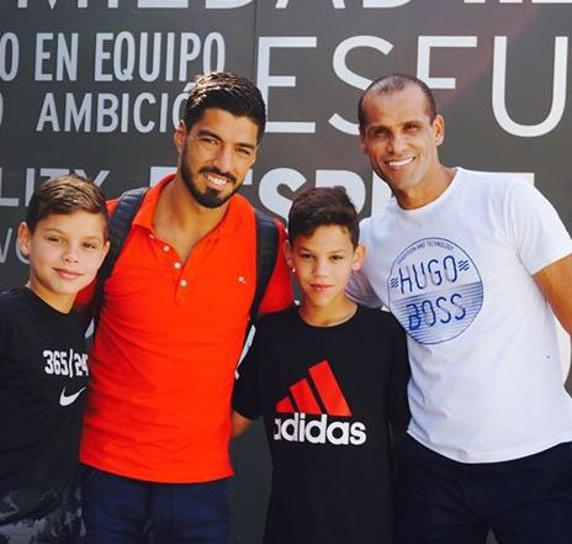 回归老东家,里瓦尔多造访巴萨训练基地_虎扑国