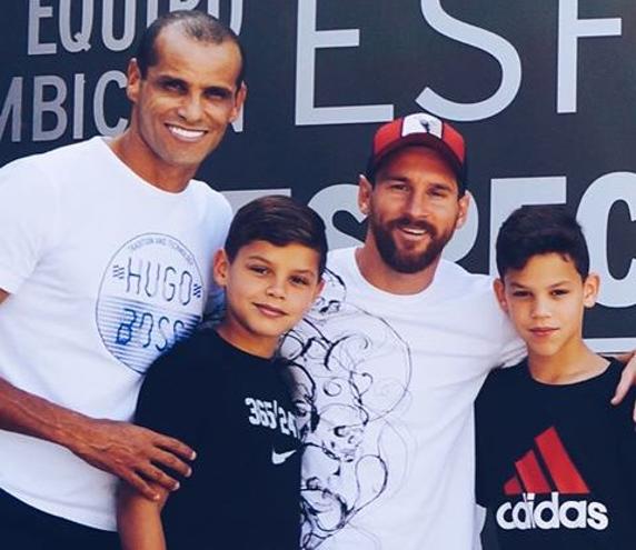 回归老东家,里瓦尔多造访巴萨训练基地_虎扑国