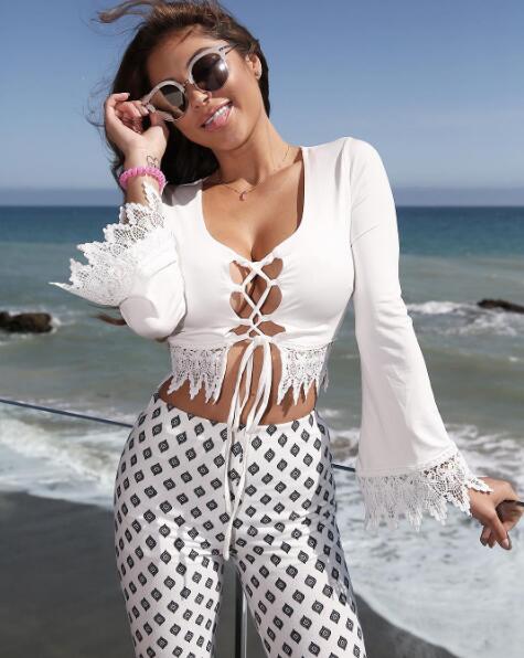 帕森斯和UFC举牌女郎一同出现在洛杉矶