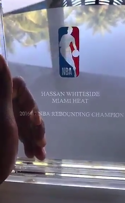 白边晒篮板王奖杯:新赛季要再拿一个盖帽王_虎