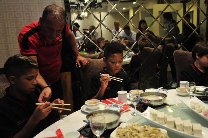 文化又输出了?尼斯U13梯队赴华比赛间隙学打