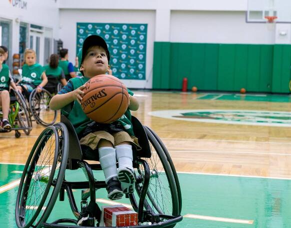 史蒂文斯亲自上阵指导残疾孩子们打轮椅篮球_