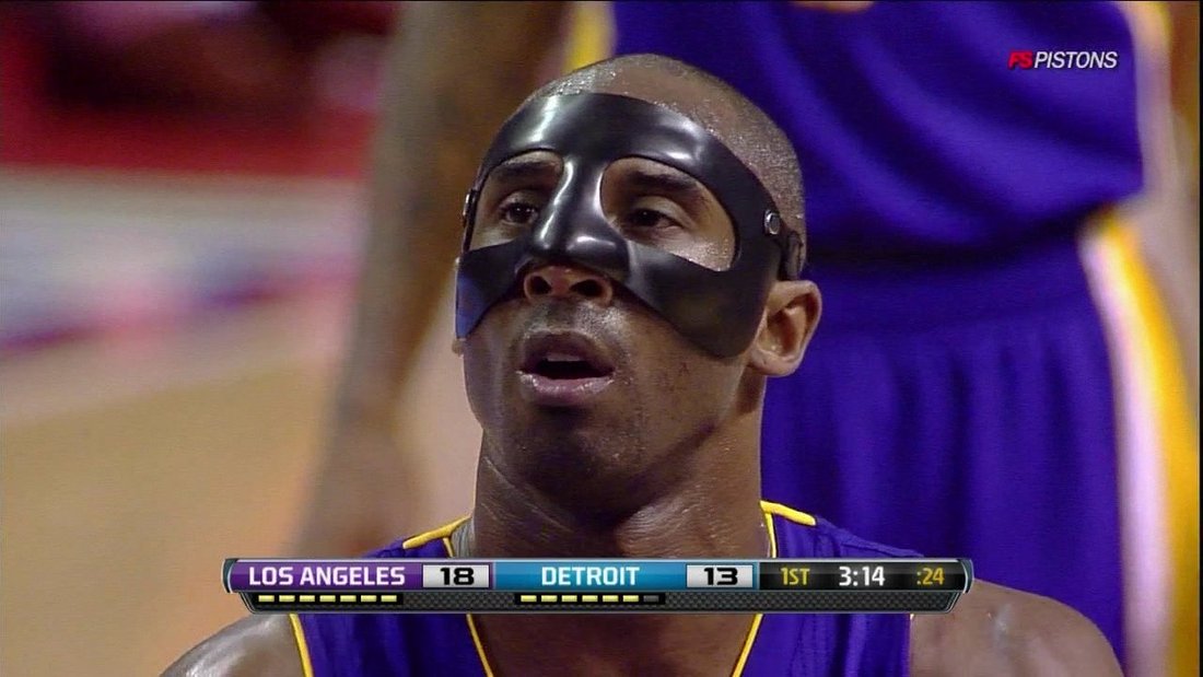 科比-布莱恩特,勒布朗-詹姆斯以及理查德-汉密尔顿佩戴面具的赛场照