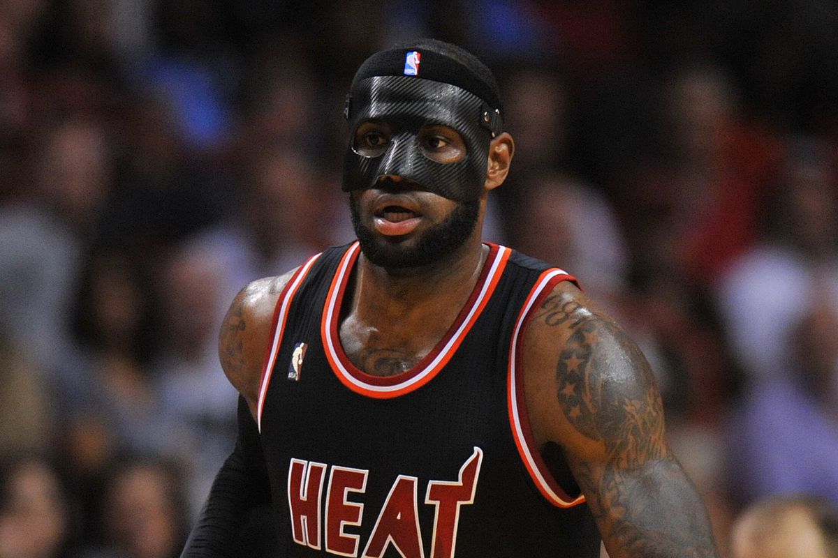 媒体晒图提问:谁戴上面具最好看?