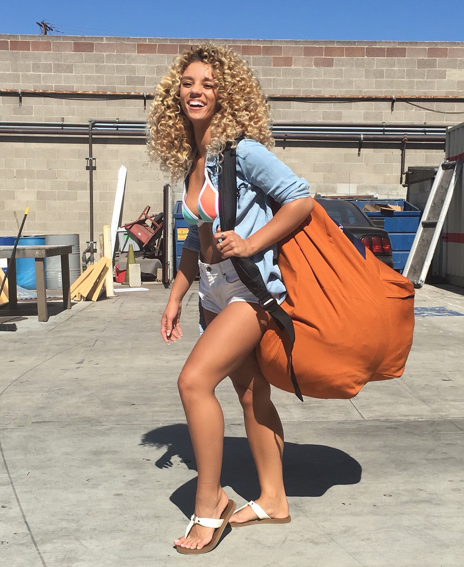 庆祝胜利，林加德带模特女友外出用餐