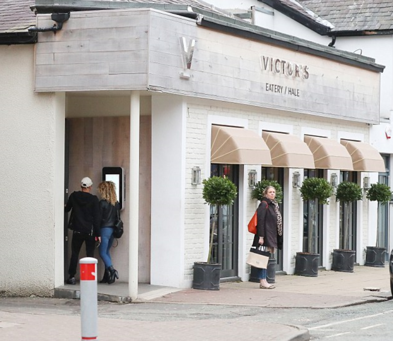 庆祝胜利，林加德带模特女友外出用餐