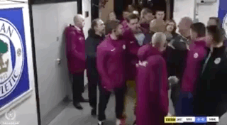 情绪激动！瓜迪奥拉与维冈主帅在球员通道内争吵