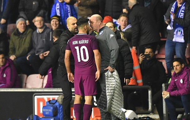 情绪激动！瓜迪奥拉与维冈主帅在球员通道内争吵