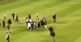 记者称阿圭罗与球迷大打出手因被吐口水