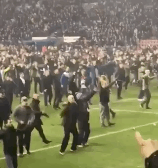 记者称阿圭罗与球迷大打出手因被吐口水