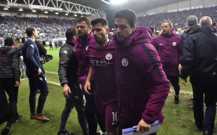 记者称阿圭罗与球迷大打出手因被吐口水