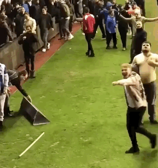 记者称阿圭罗与球迷大打出手因被吐口水